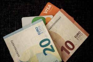 20代の保育士が転職する際の給料の実態とは？